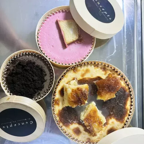 Descubre nuestras tartas de queso de autor, creadas en exclusiva por el chef Jesús Arroyo Salamanca con ingredientes seleccionados y elaboradas de forma artesanal.
Cada tarta representa una experiencia culinaria única, gracias a la combinación de texturas suaves y de sabores intensos. Un reflejo de nuestra pasión por la cocina casera de calidad.
Disponibles para envío a toda España, nuestras tartas de queso llegan envasadas cuidadosamente, conservando su frescura y textura cremosa, listas para servir y disfrutar. Esta comodidad te permite saborear postres de autor sin salir de casa, para celebrar momentos especiales o simplemente darte un capricho gourmet.

 Tartas de queso artesanas y exclusivas
Cada tarta de queso que te ofrecemos es el resultado de un proceso cuidadosamente diseñado: mezcla de quesos seleccionados, huevos frescos, nata de calidad y bases crujientes de galleta.
La combinación de estos ingredientes, junto con sabores originales como pistacho, Oreo o Lotus, crea postres únicos que no encontrarás en cualquier pastelería.
Cada creación se elabora pensando en la experiencia completa del consumidor: desde la selección de ingredientes de primera calidad hasta la presentación final. Nuestras tartas de queso de autor no solo destacan por su sabor, sino también por la dedicación, la textura cremosa y los detalles que las hacen únicas, convirtiendo cada postre en un momento especial.

 Elaboración 100% artesanal
 Ingredientes seleccionados
 Variedad de sabores
 Presentación cuidada

Te invitamos a explorar otros productos de nuestro catálogo, como los callos artesanos y otros platos preparados, que complementan perfectamente cualquier comida o celebración.

 Tartas de queso con sabores de autor
Cada elaboración que sale de Concepto, El Obrador del Hostelero tiene identidad propia. Descubre cuál es tu preferida:

Tarta de queso de pistacho. Suave y cremosa, con el toque distintivo de pistacho natural.
Tarta de queso Oreo. Cremosa, con trozos de galleta Oreo que aportan textura y sabor intenso.
Tarta de queso Lotus. Con la irresistible crema de galleta Lotus que realza cada bocado.
Otras opciones: Pantera Rosa, rosquilla, tres quesos, té matcha, sin gluten y sin lactosa, para satisfacer todos los gustos.

 Envíos a toda España
Recibe tus tartas directamente en casa y da un capricho a tu paladar
 Pide más información